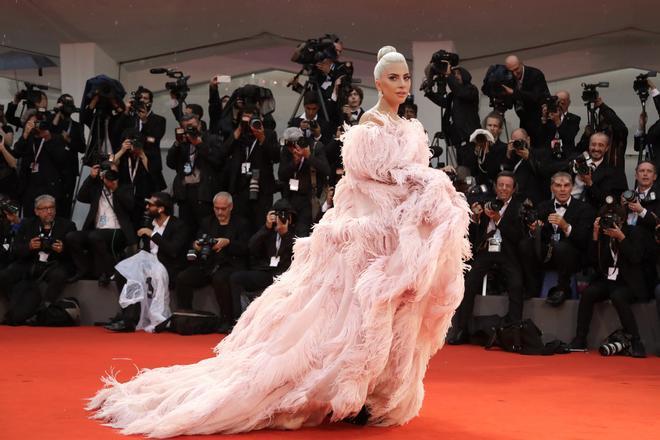 Lady Gaga con vestido de Valentino en la alfombra roja del Festival de Venecia