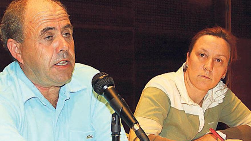 Carlos Piñeiro y María Jesús Acuña, en una asamblea vecinal.  // C.G.