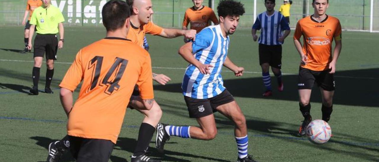 Un jugador local controla el esférico, ayer en San Amaro. |  S.A.