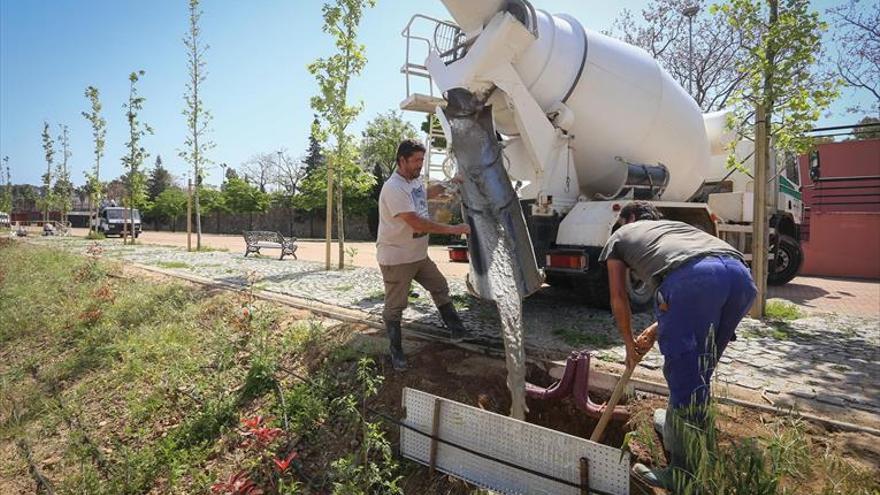 Empiezan a instalar la iluminación del parque de la margen izquierda del río