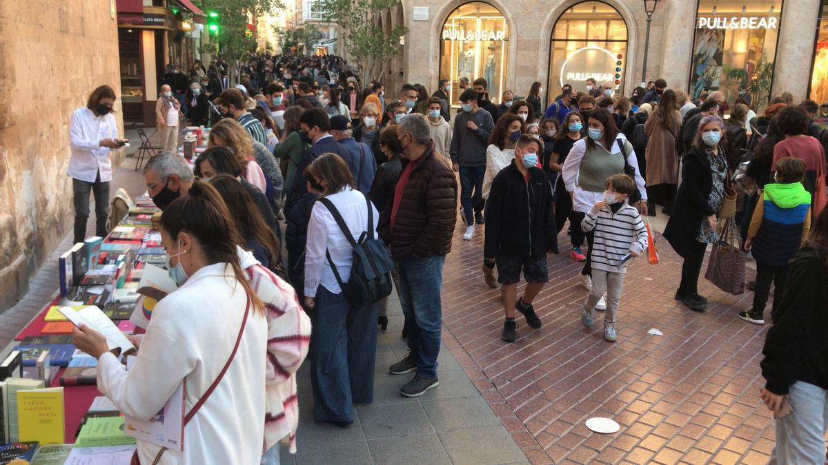 Sant Jordi arranca en Palma animado y con buen ritmo de ventas