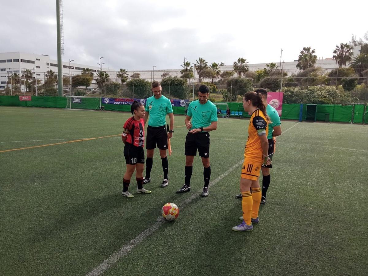 Las capitanas de Sport y Unión Viera se saludan antes del partido.