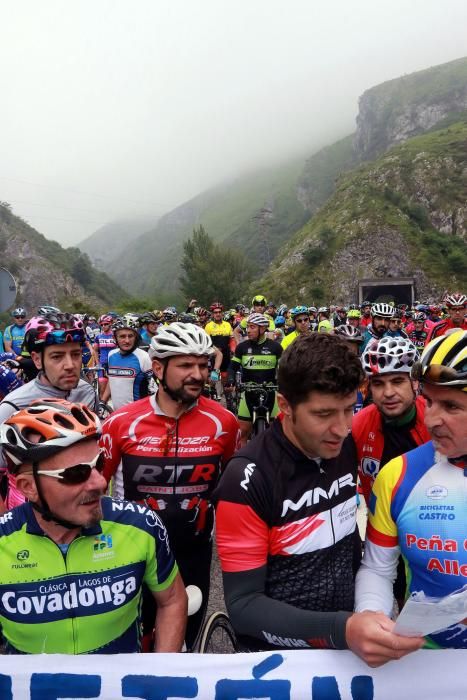 Concentración de ciclistas en los túneles de la vieja carretera de Mieres a Oviedo