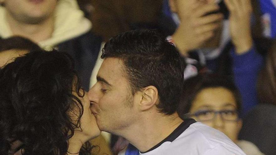 Una aficionada del Celta se besa con un seguidor del Deportivo.