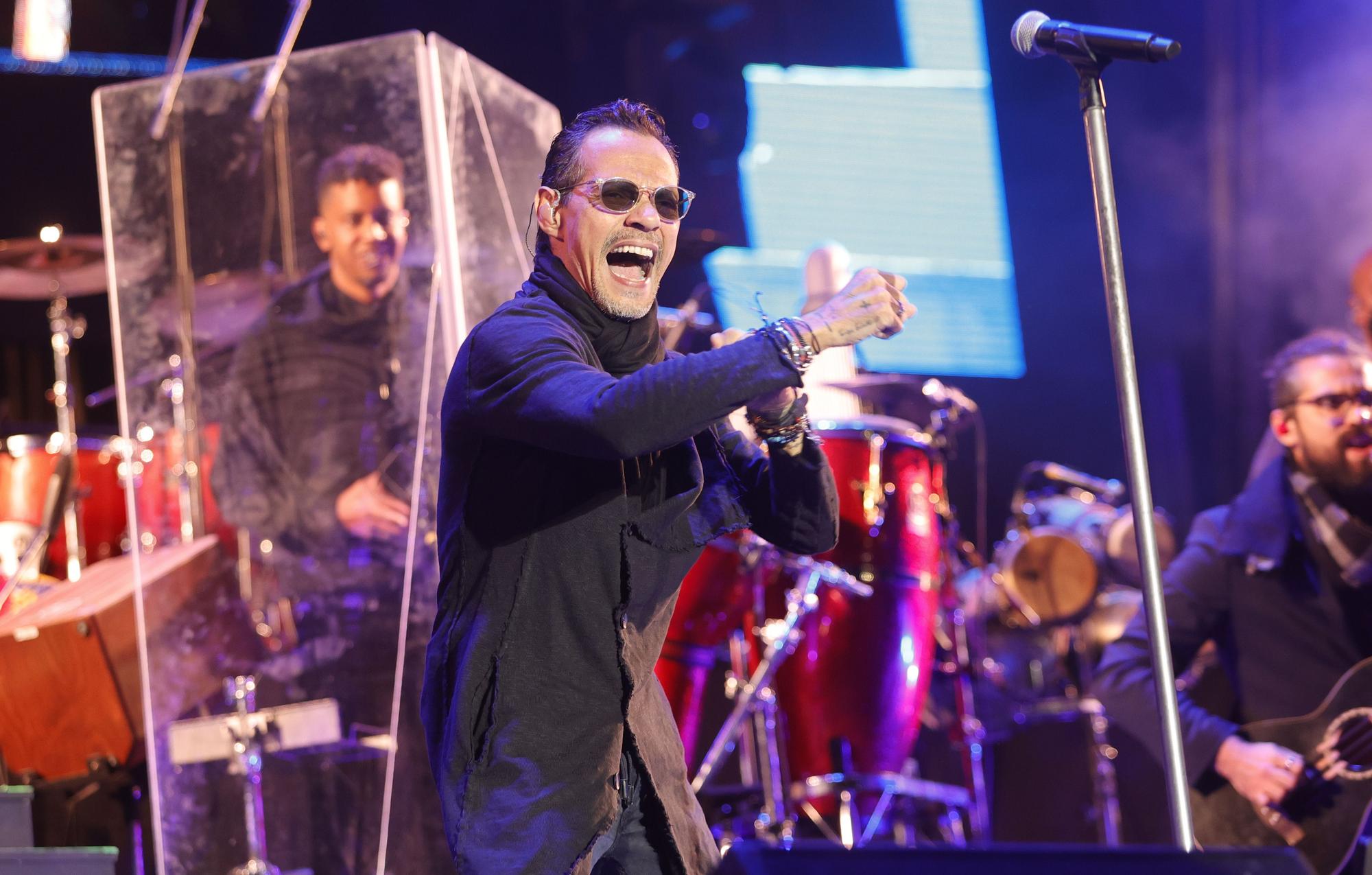 La espera "valió la pena": Marc Anthony parte caderas en Oviedo a ritmo de salsa