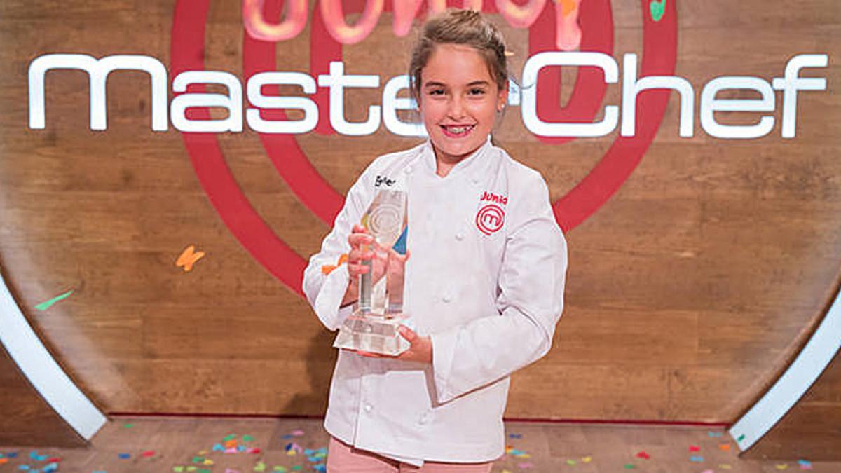 Esther, con el trofeo de ganadora de 'Masterchef junior 5'