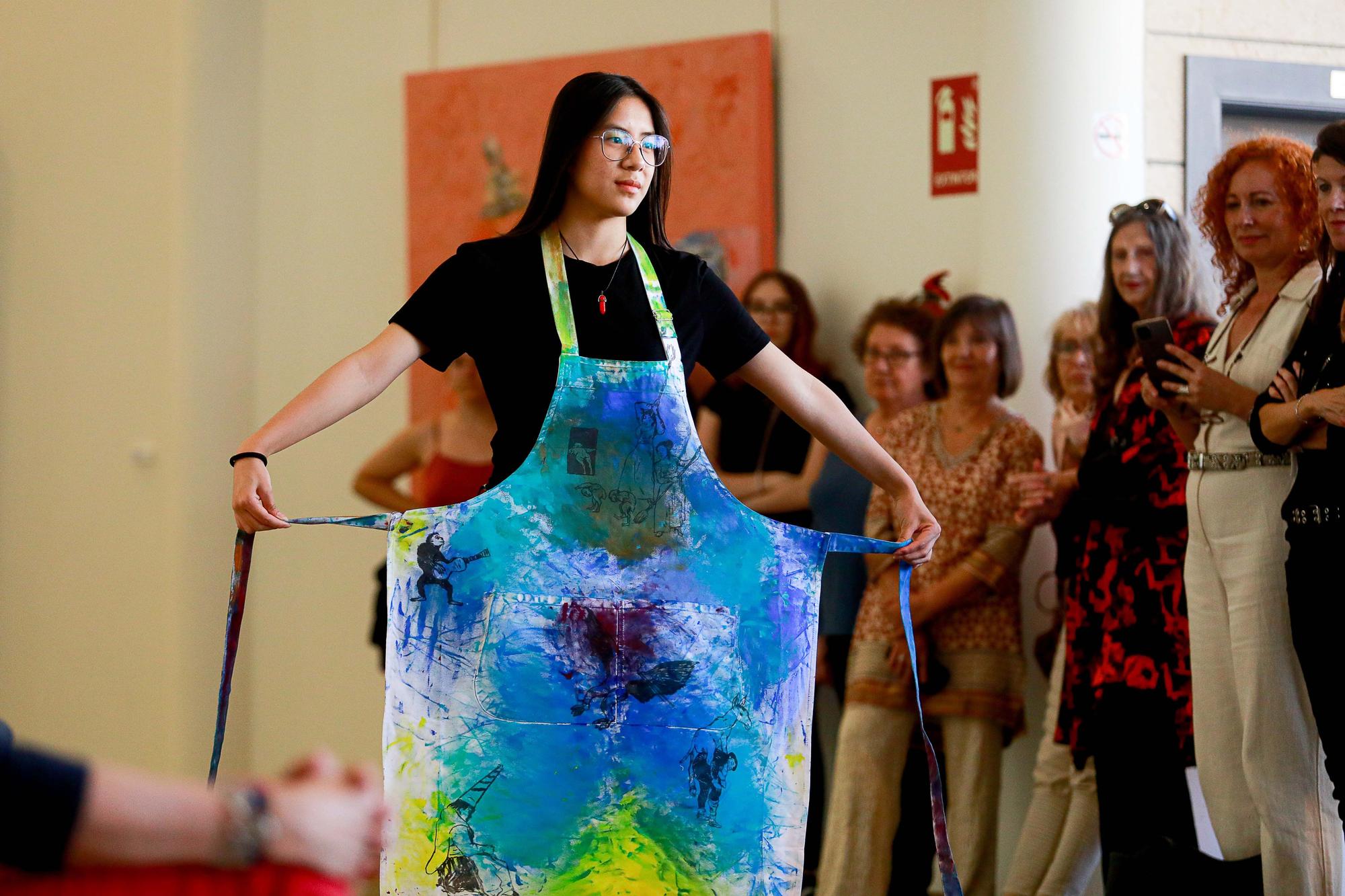 Todas las fotos del desfile de delantales pintadas celebrado en el Club Diario de Ibiza