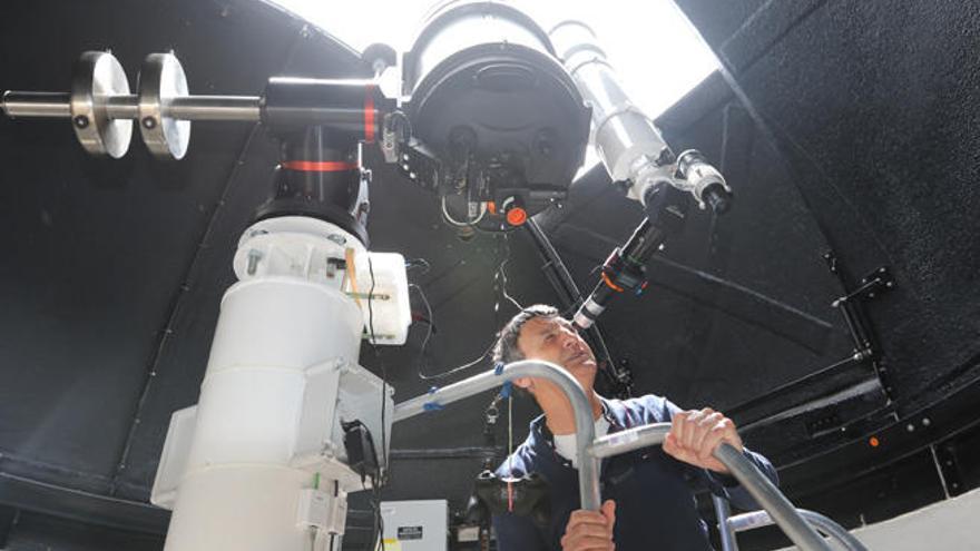 Un visitante observa por el telescopio solar.