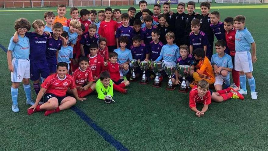 Los dos equipos de benjamines con sus trofeos. // F.G.G.