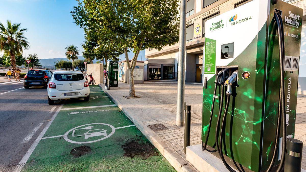 Benidorm quiere multiplicar por 23 los puntos de recarga para vehículos eléctricos en 7 años, hasta alcanzar los 555 &quot;surtidores&quot;.