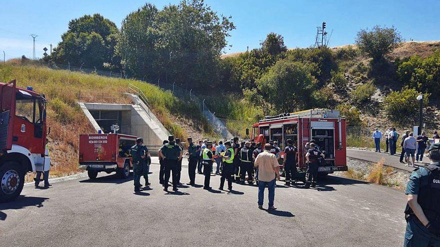 Bomberos, Policía Local y Guardia Civil, en el simulacro de accidente en los túneles del AVE en Sanabria.