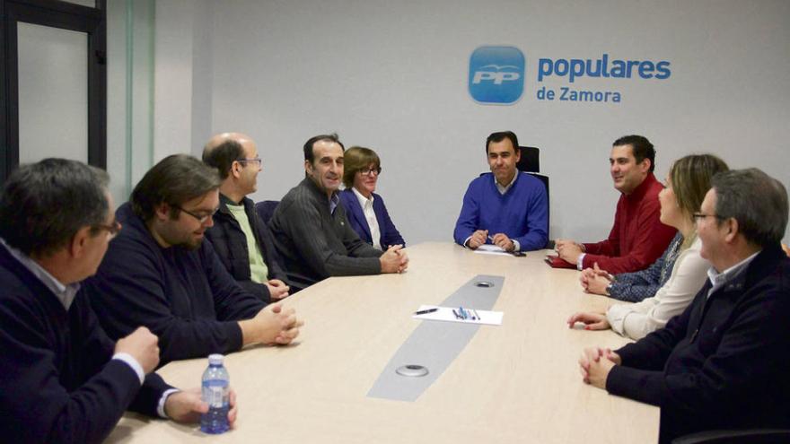 Fernando Martínez Maíllo durante la reunión con los concejales del equipo de Gobierno del Ayuntamiento de Benavente.