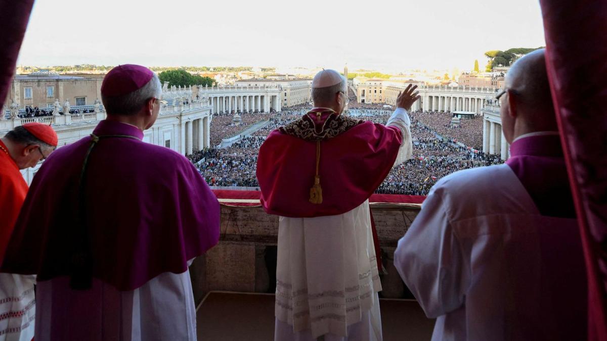 El papa Lleó XIV, amb sotana blanca i musseta de vellut, saluda la multitud congregada des del balcó central de la basílica de Sant Pere, ahir a la tarda. | AFP