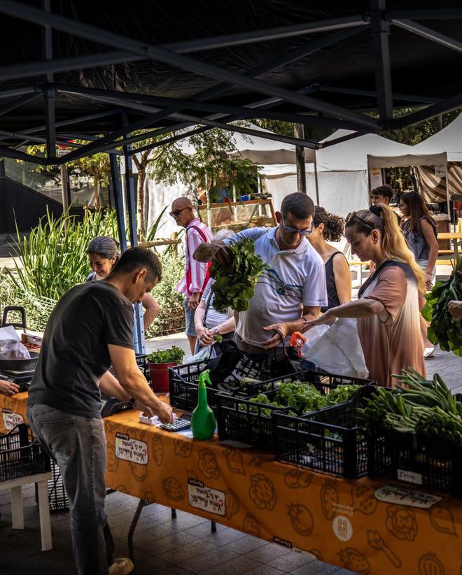Barcelona tramita la nueva ordenanza de mercadillos, que obliga a los vendedores a sacarse una licencia para 15 años