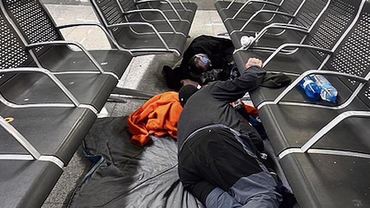 Personas "sintecho" en el aeropuerto de Palma