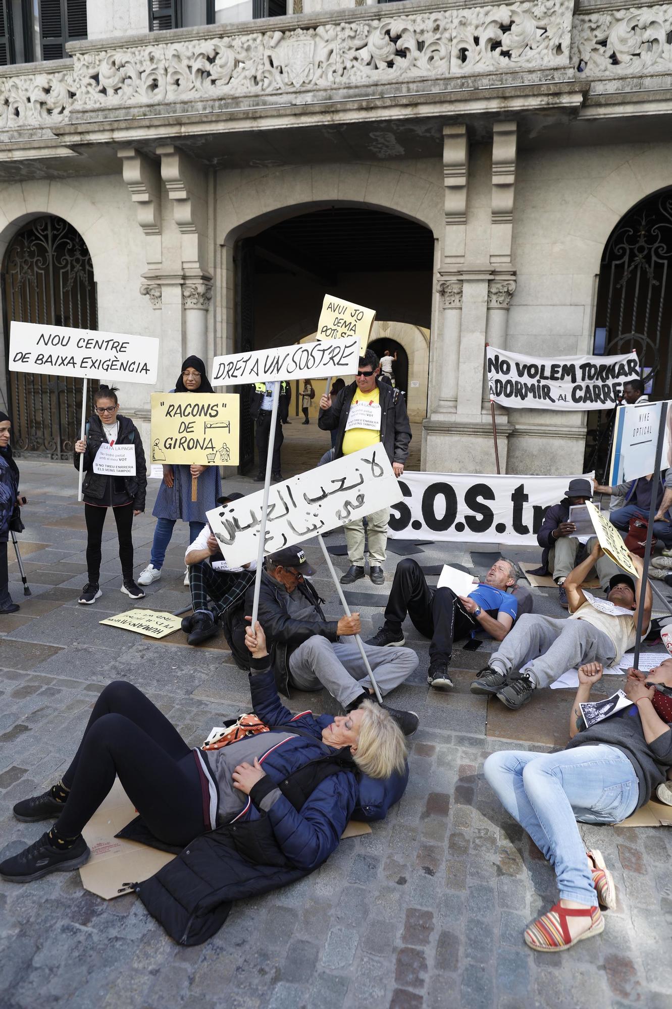 Les persones sense llar es concentren davant l'Ajuntament de Girona per reclamar «un sostre digne»