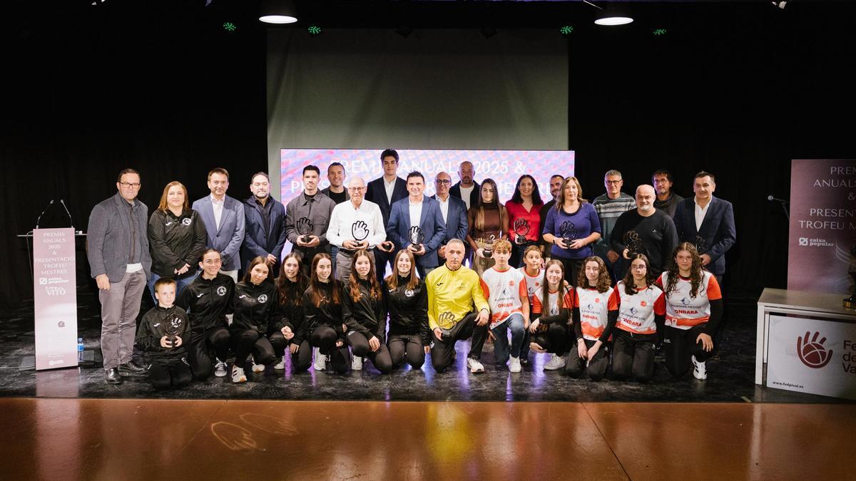 Foto de família de tots els premiats en la Gala 2025.