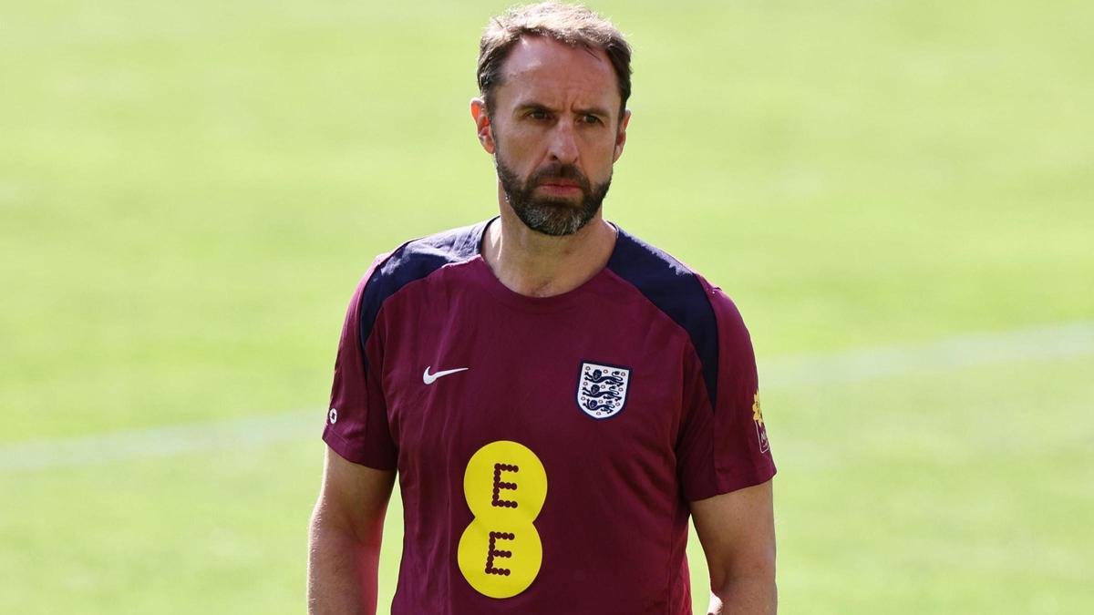 Gareth Southgate, siguiendo el trabajo de sus jugadores.