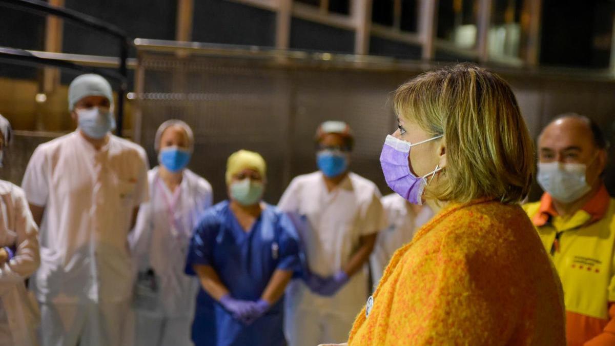 La consellera de Salut, Alba Vergés, amb professionals sanitaris a Igualada |