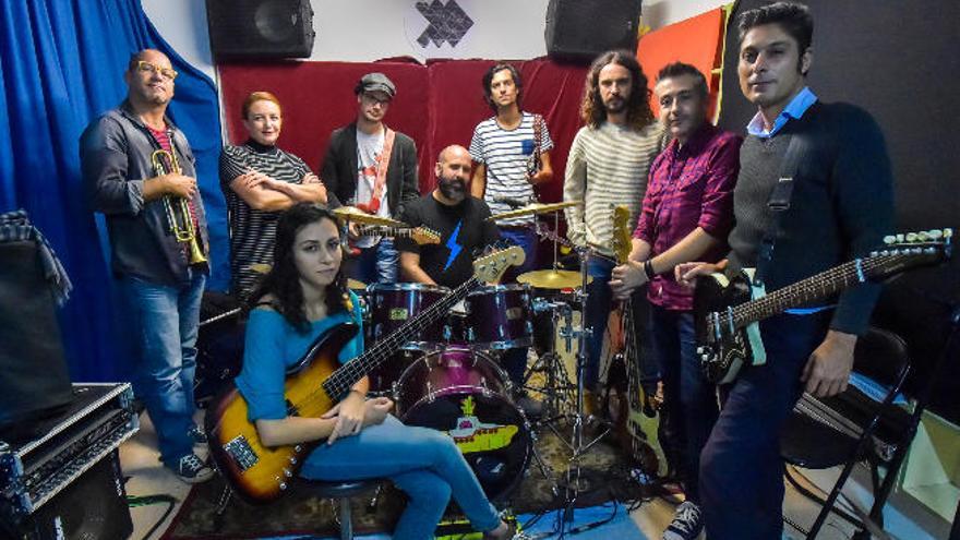 Los músicos de The Birkins y La Volpe Band, en noviembre pasado, en los ensayos del concierto conjunto.