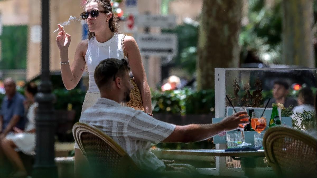 Dos turistas en una terraza en Palma.