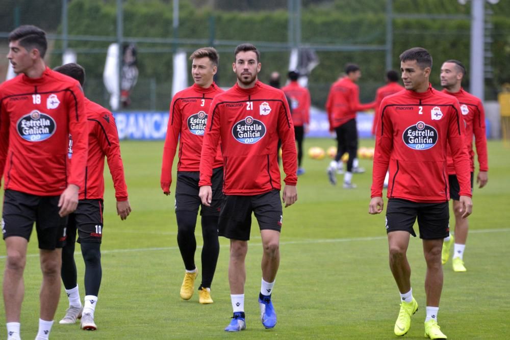 Sebastián Dubarbier se ejercitó con el grupo en la primera parte de la sesión programada esta mañana en Abegondo para continuar preparando el partido del sábado ante el Oviedo.