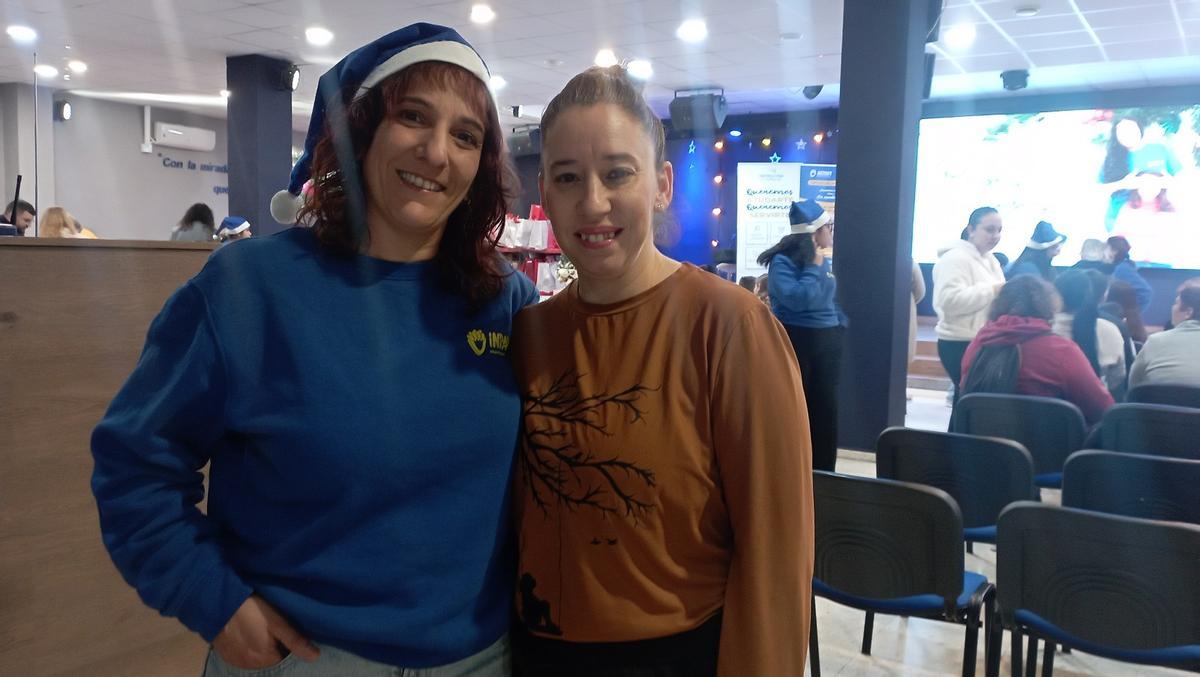 Mónica, voluntaria y Inpavi Málaga, junto a Mila, madre de trillizos.