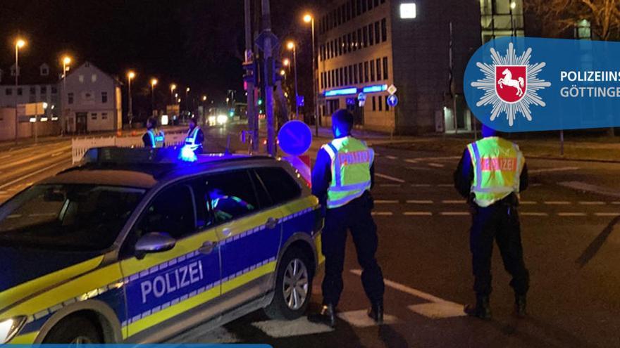 Agentes de la policía, en una de las zonas cortadas al tráfico.