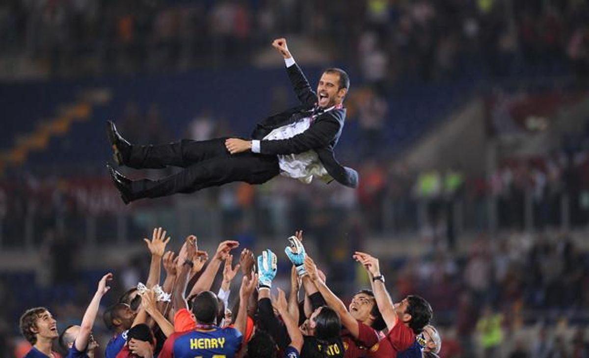 Debut pletòric. Guardiola és mantejat pels seus jugadors després de guanyar la final del 2009. En el seu primer any a la banqueta del Camp Nou, el tècnic de Santpedor va conquistar la màxima competició europea.