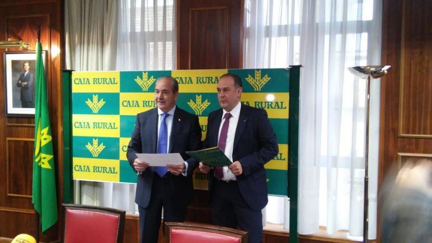 El director general de Caja Rura, Cipriano Garcñia, a la izquierda, y el presidente de la entidad, Nicanor Santos presentan las líneas financieras