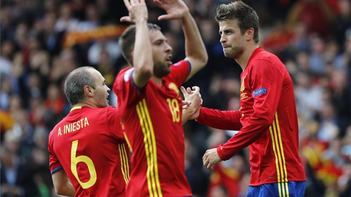 Iniesta y Pqiué celebran el gol ante la República Checa