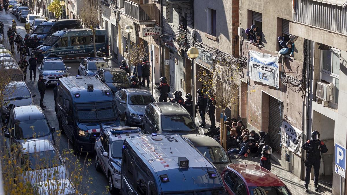 Badalona desaloja un edificio en ruinas en el que viven 8 familias