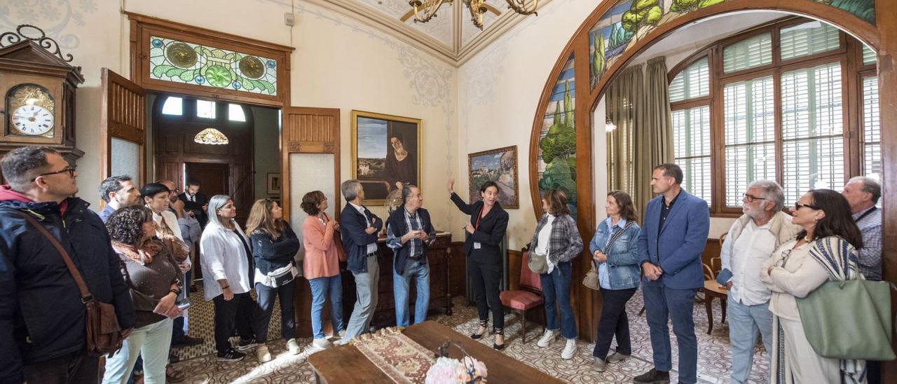 Participants de la visita guiada a la Torre Abadal d’Avinyó escoltant les explicacions de l’actual propietària, Mònica Abadal  | OSCAR BAYONA