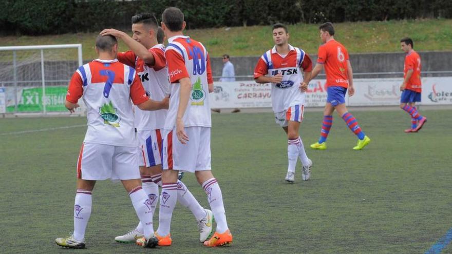 Los futbolistas del TSK Roces festejan uno de los goles marcados en el primer partido ante el Ceares.