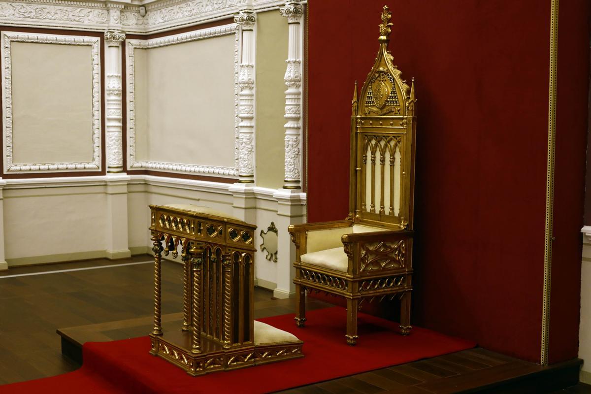 Trono y reclinatorio que usó Juan Pablo II en su homilía en la plaza del Pilar.