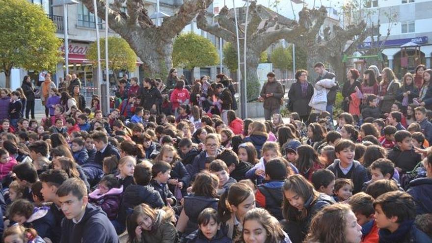 Alumnos de los centros educativos de Bueu en la concentración de la Praza do Concello.// G.N.