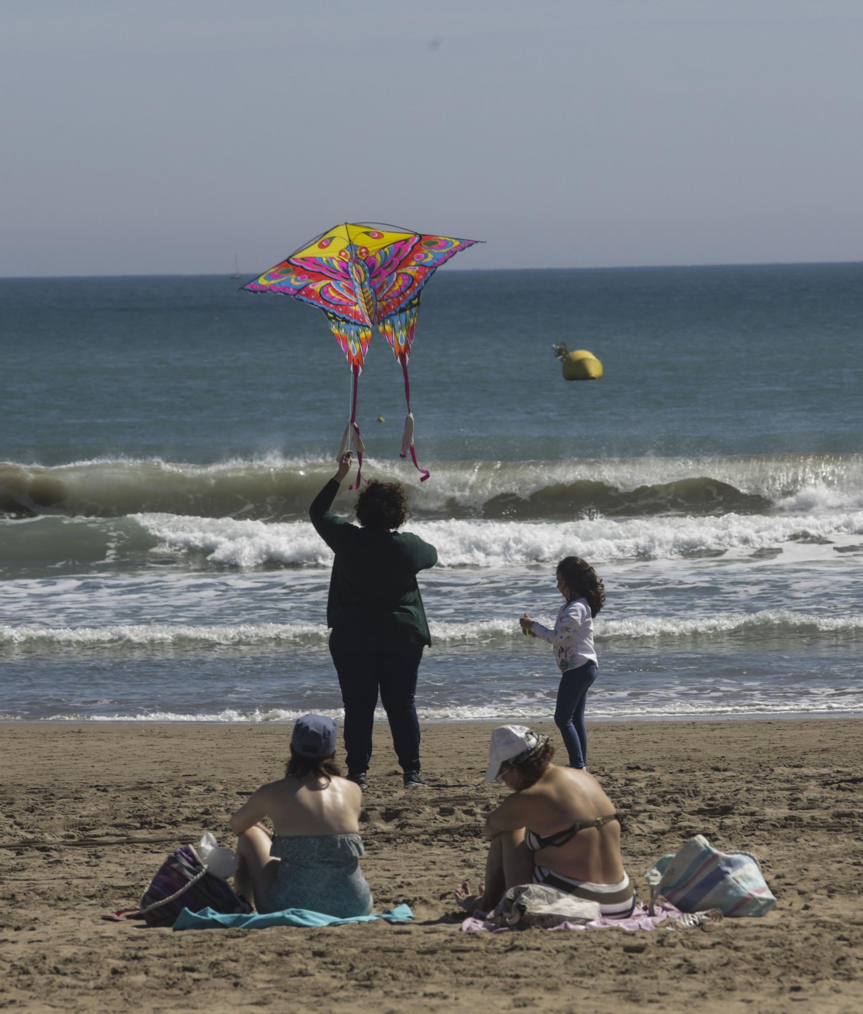 Día de playa sin mascarilla en València