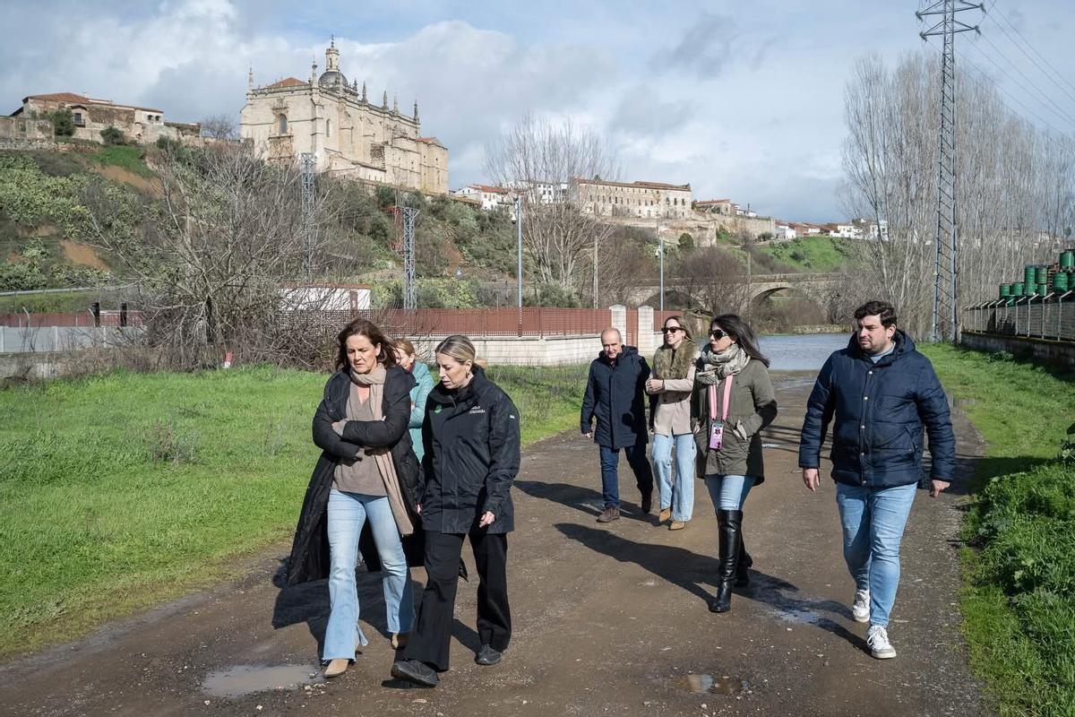 Fotogalería | María Guardiola visita las zonas afectadas por las inundaciones en Coria