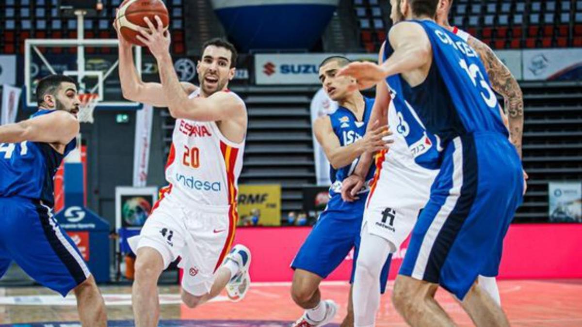 Arriba, Bassas maneja el balón en un partido de España ante Israel y debajo en un partido del OCB ante el Burgos. | |  FIBA / MIKI LÓPEZ