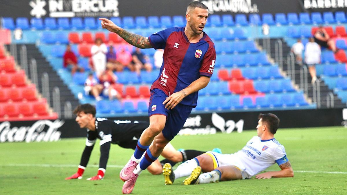 Dioni celebra el que habría sido su primer gol con el Eldense, finalmente anulado.