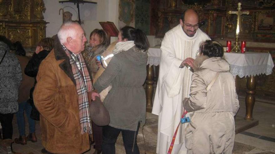 Los toresanos cumplen con la tradición de bendecir a sus mascotas y besar la reliquia de San Antón