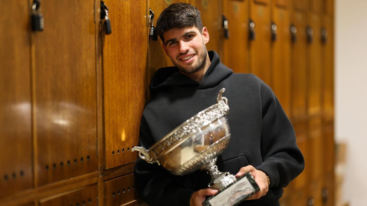 Carlos Alcaraz con el trofeo de Roland Garros 2025