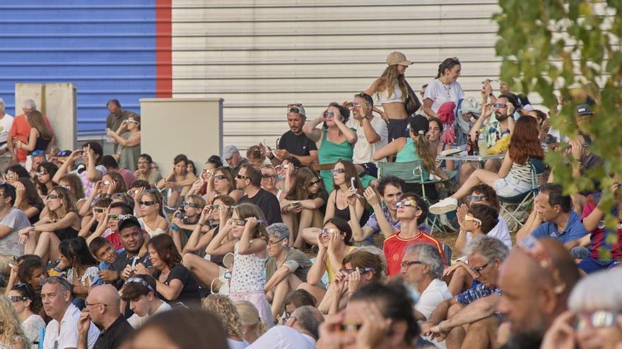 Girona viu l’eclipsi entre emoció i núvols