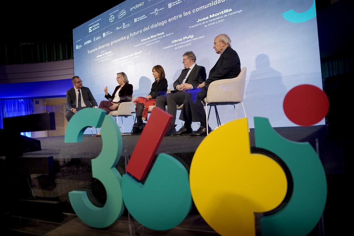 Albert Sáez, director general de Contenidos de Prensa Ibérica; Luisa Fernanda Rudi, expresidenta del Gobierno de Aragón; Uxue Barkos, expresidenta de la Comunidad Foral de Navarra; Ximo Puig, expresidente de la Generalitat Valenciana, y José Montilla, expresidente de la Generalitat de Catalunya en la mesa redonda ‘España diversa: presente y futuro del diálogo entre las comunidades autónomas’