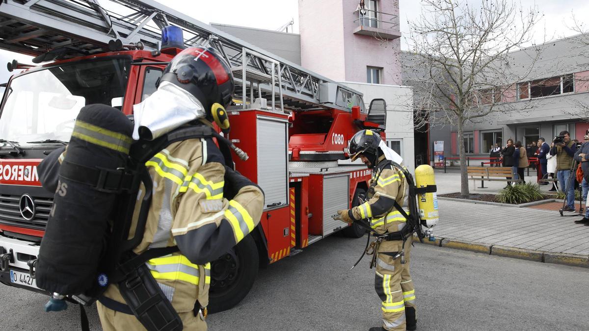 Una exhibición de los bomberos en el parque de Roces durante la celebración de su festividad.