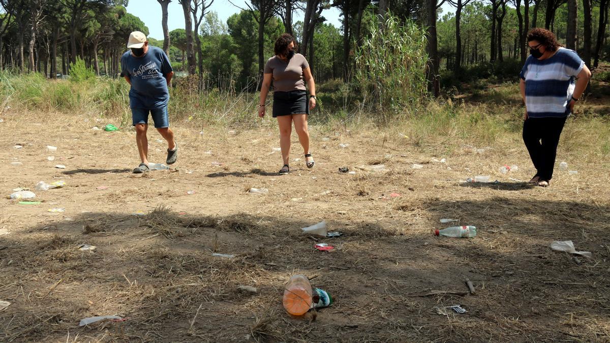 Basura y botellas en la zona de Regencós donde se ha celebrado una macrofiesta ilegal la madrugada del domingo.