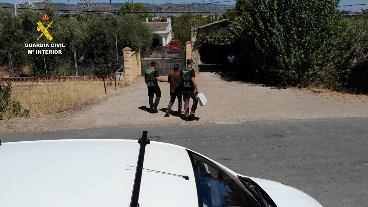 La Guardia Civil con uno de los detenidos en la operación