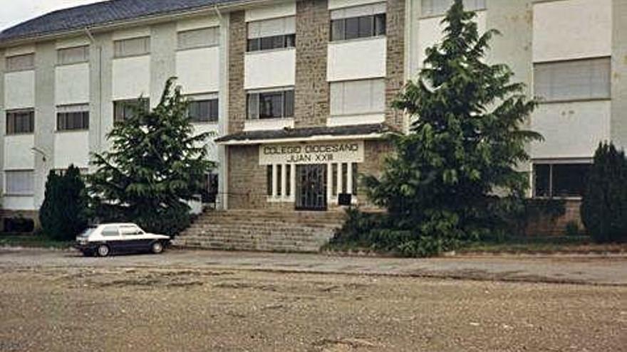 Edificio del antiguo colegio diocesano Juan XXIII de Puebla de Sanabria