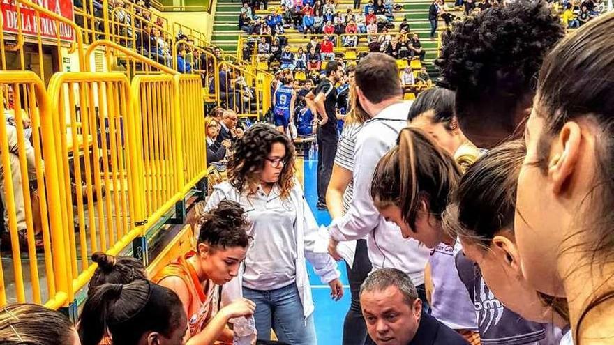 Fran García, hablando a sus jugadoras en un tiempo muerto.