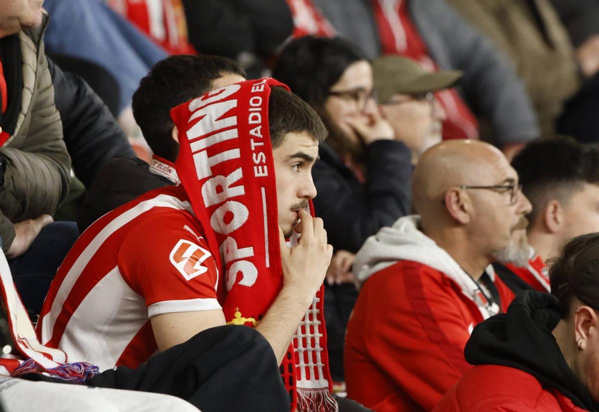Un aficionado del Sporting, durante un partido disputado en El Molinón esta temporada.  | JUAN PLAZA